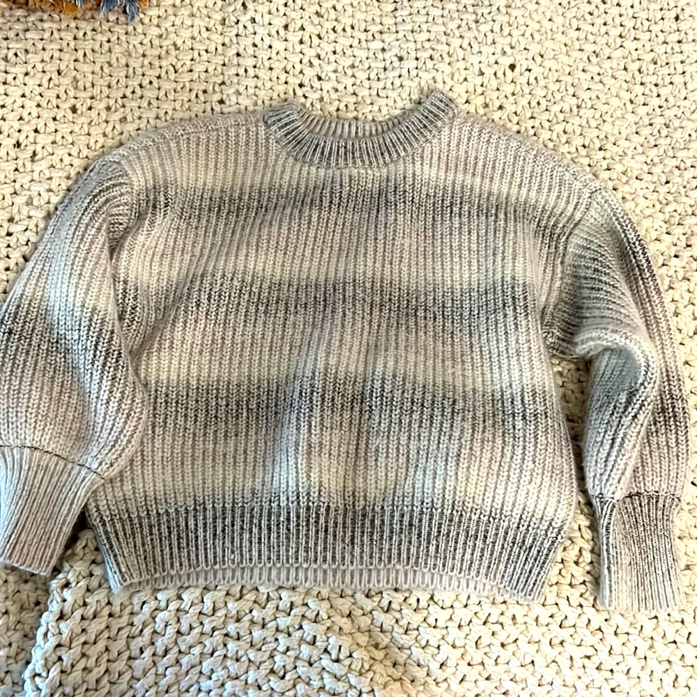 Universal Thred Sweater